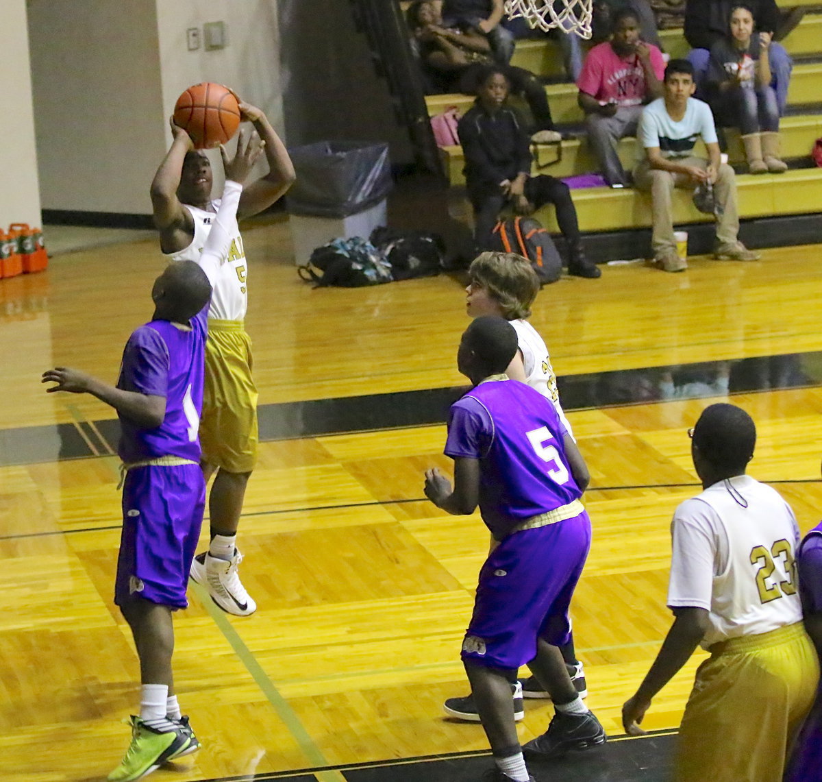 Image: Italy’s Kendrick Norwood(5) fires up a baseline shot.