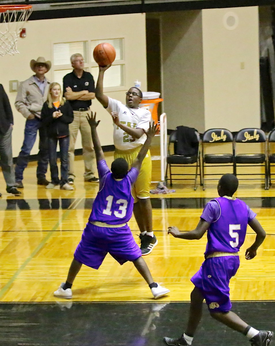 Image: Anthony Lusk, Jr.(23) gets to the rim for Italy.