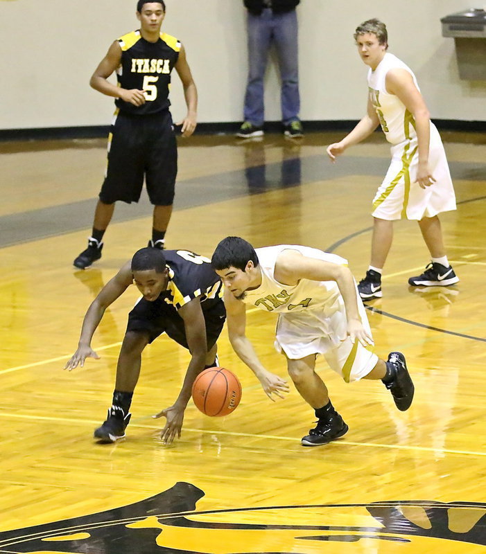 Image: Italy’s Tyler Anderson(11) strips the ball away from Itasca’s point guard.