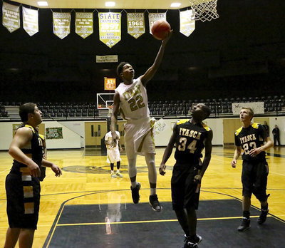 Image: Trevon Robertson(22) flies down the lane to on his way to a 9-point night against Itasca.