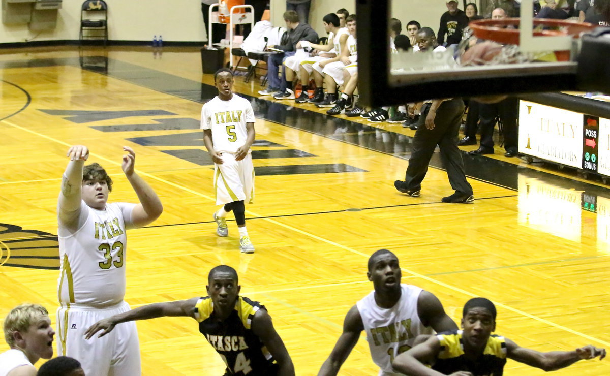 Image: Kevin Roldan(33) was perfect from the line hitting both of his free-throw attempts and finished the game with 4-points.