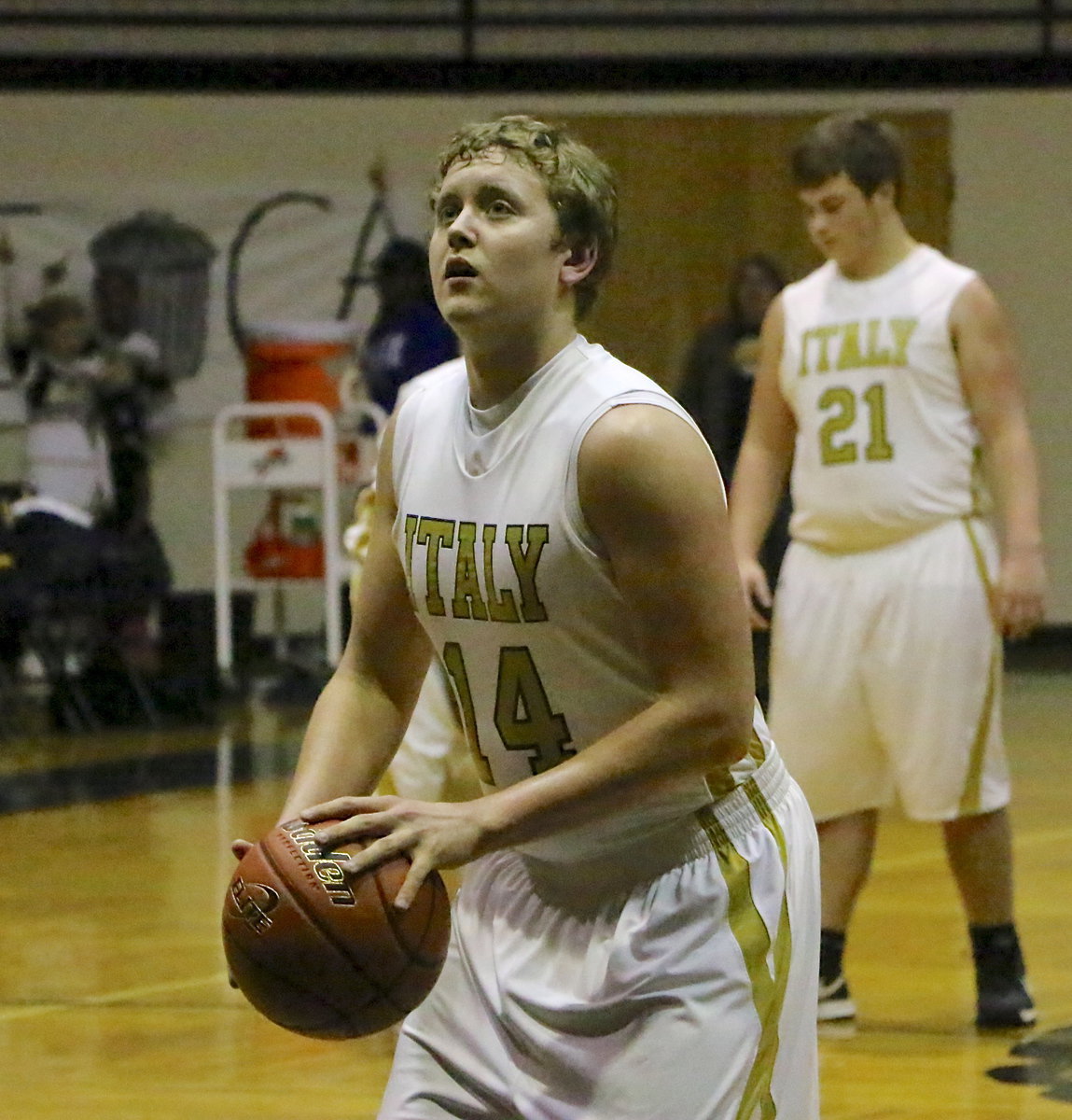 Image: Bailey Walton(14) puts in 3-of-7 free shots late in the fourth period which proved to be enough to help Italy seal their district win over Itasca.