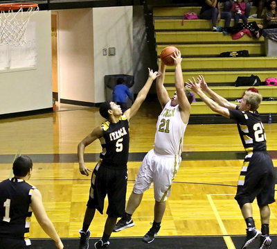 Image: Zain Byers(21) begins accumulating rebounds in the first-half.
