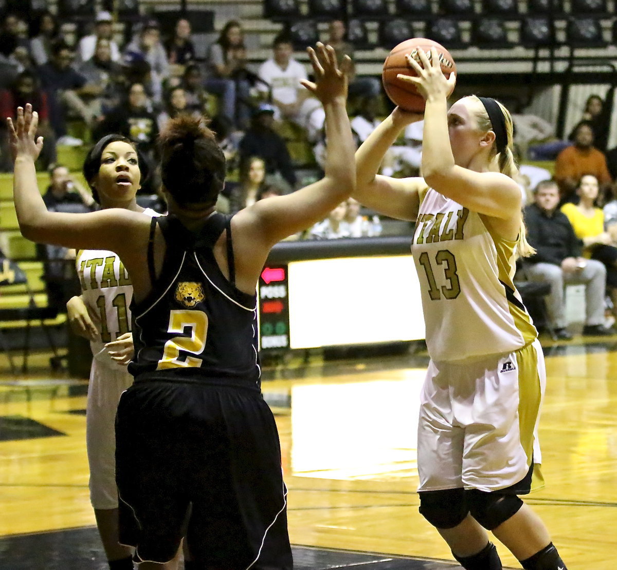 Image: Italy’s, Jaclynn Lewis(13), takes an open shot from the paint.