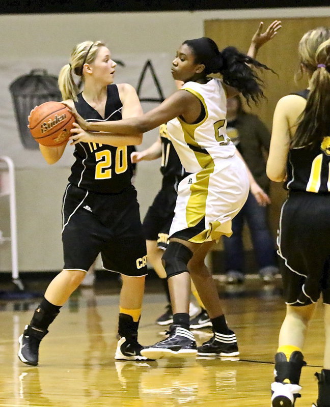 Image: Italy’s Janae Robertson(5) harasses an Itasca ball handler.