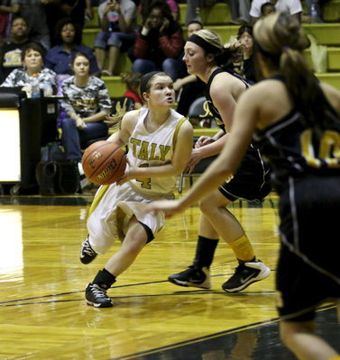 Image: Tara Wallis(4) was determined to defend her dome floor against visiting Itasca.