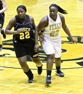 Image: The 22’s go at it: Italy’s Taleyia Wilson(22) matches up against Itasca’s #22.