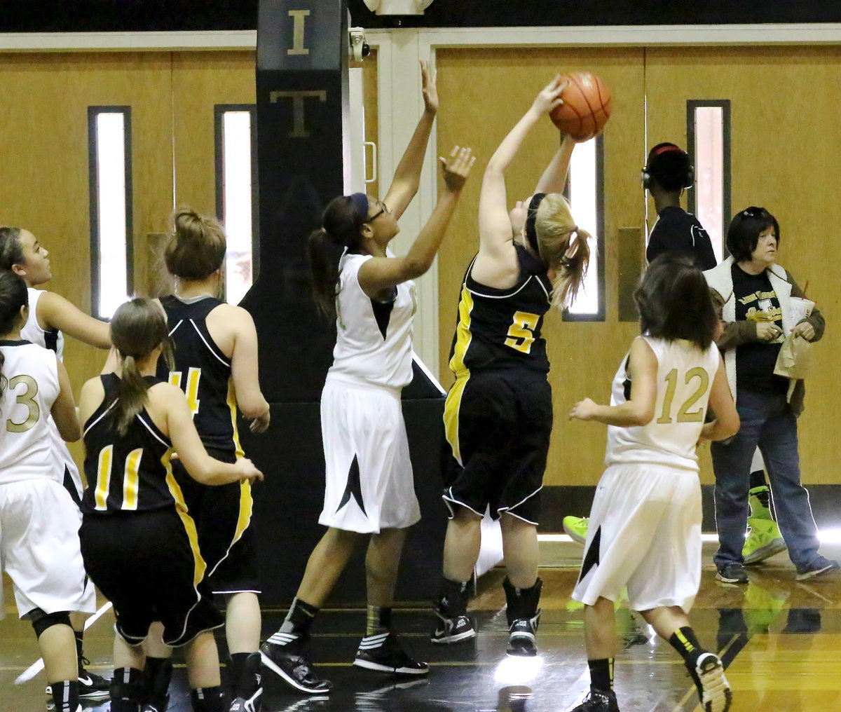 Image: Oleshia Anderson(11) pressures an Itasca shooter.