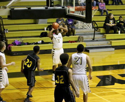 Image: Kenneth Norwood, Jr.(5) takes a jumper from the right wing.