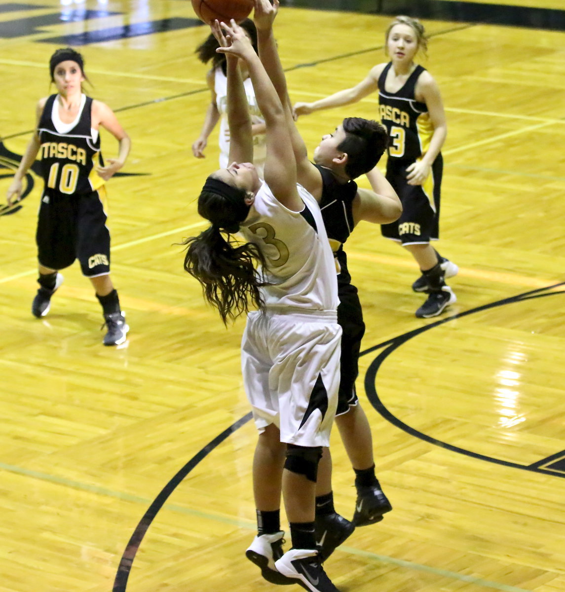 Image: Italy JV Lady Gladiator, Ashlyn Jacinto(13) stretches out for a loose ball.