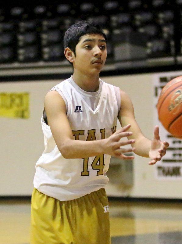 Image: Marcoz Duarte(14) catches the inbound pass for Italy’s 7th Grade team.