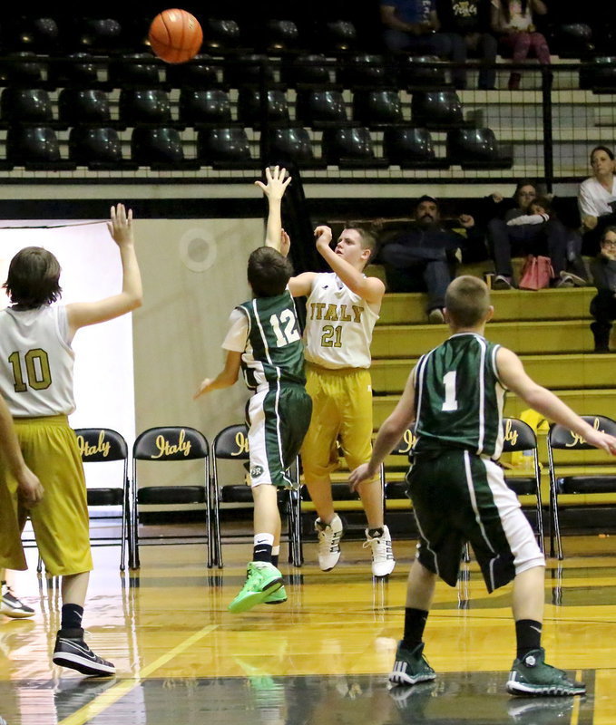 Image: Cason Roberts(21) knocks down a jumper for Italy’s 7th grade.