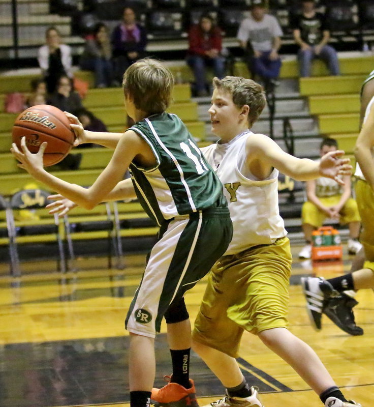 Image: Italy’s, Cade Brewer(15) presses a Wildcat on defense.