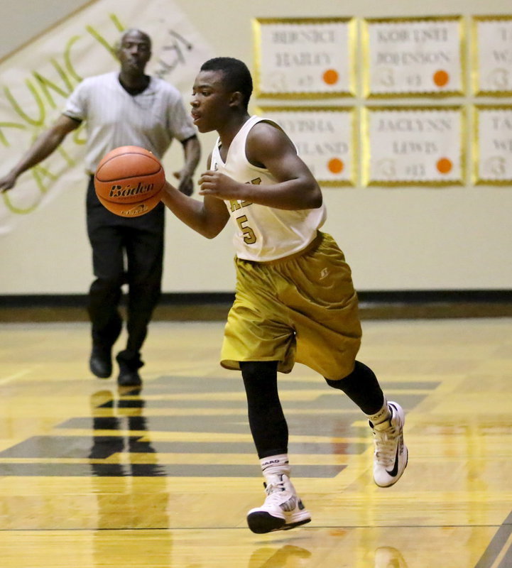 Image: Kendrich Norwood(5) brings the ball up the floor for Italy’s 8th graders.