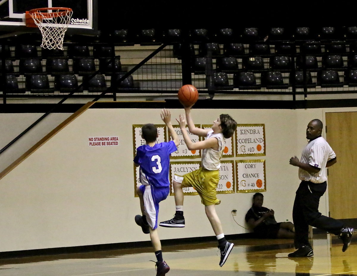 Image: Ryder Itson(10) finishes the fast break for Italy’s 7th Grade squad.