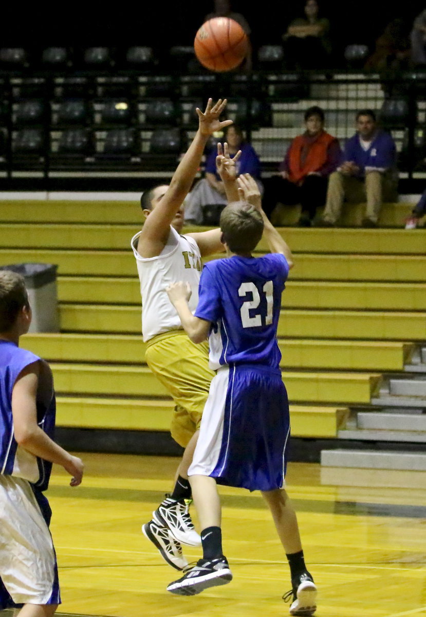 Image: Christopher Munoz(40) shoots a jumper over a Rice defender.