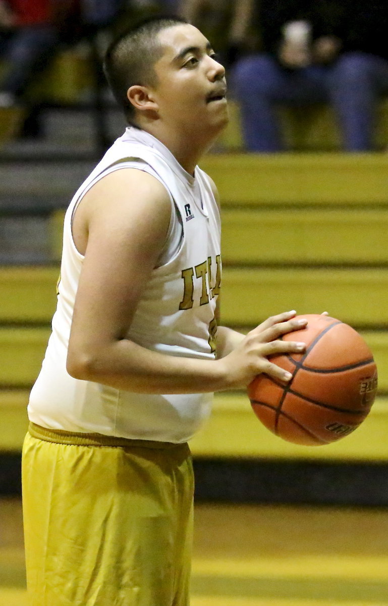 Image: Chris Munoz(40) concentrates at the free-throw line.