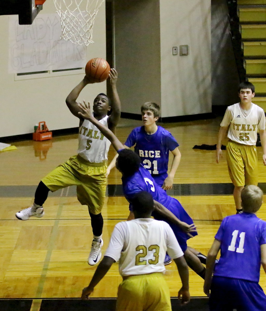 Image: Kendrick Norwood(5) glides in for 2-points.