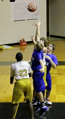 Image: Cade Roberts(20) scores in the paint for Italy’s 8th grade squad.