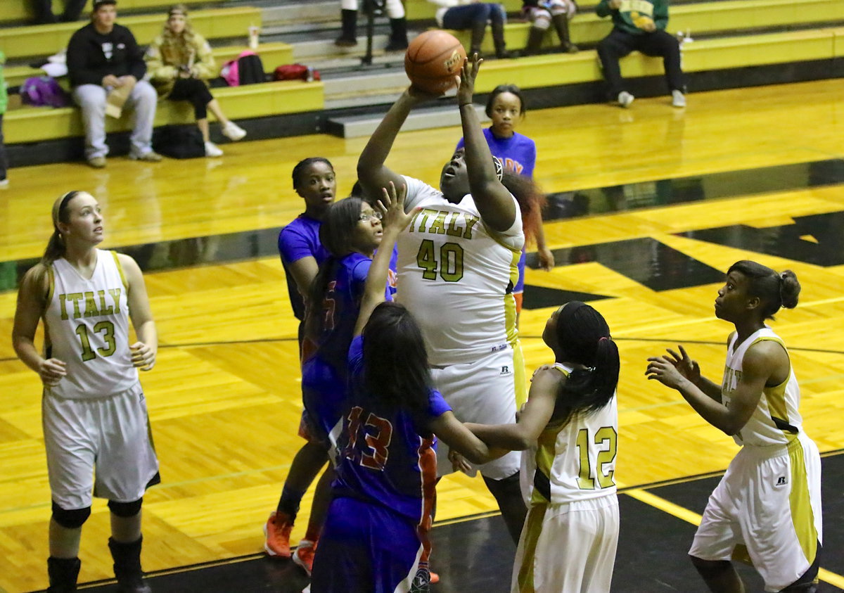 Image: Italy’s, Cory Chance(40) asserts her will early in the paint.