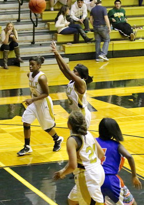 Image: Kendra Copeland(10) steps into the lane and knocks down a jumper.