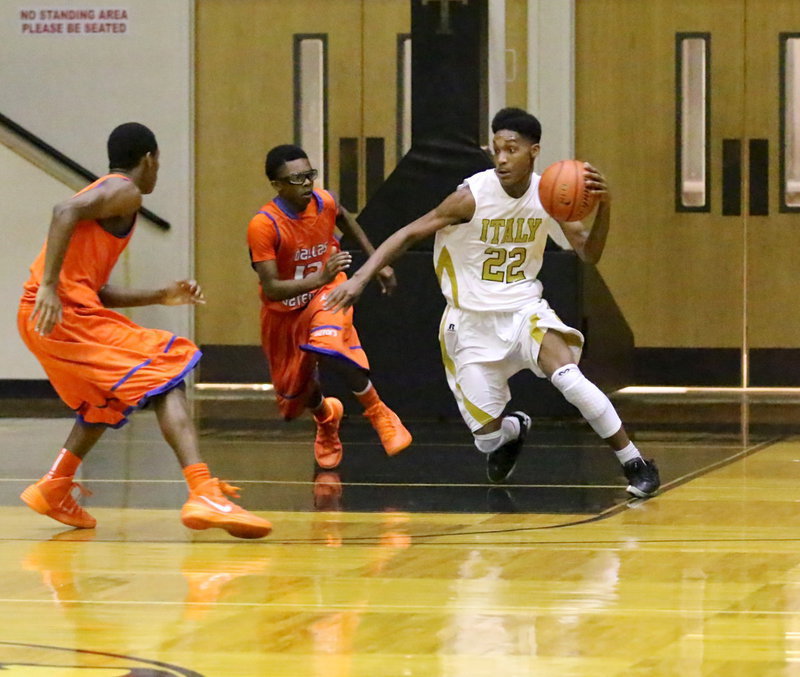 Image: Italy’s Trevon Robertson(22) uses the dribble to avoid a Gator attack.