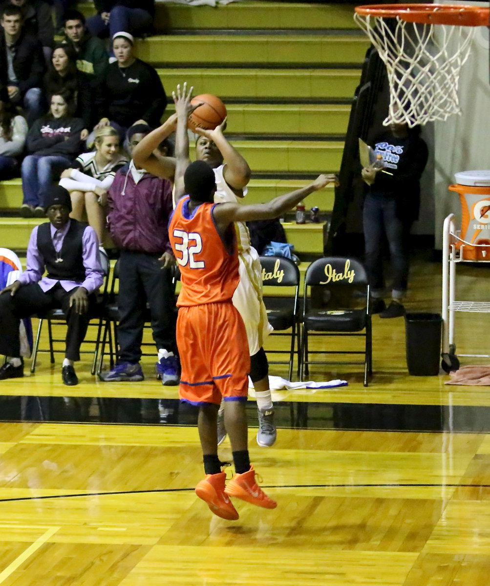 Image: Italy’s, Darol Mayberry(13) takes a 3-pointer over the Gator defense. The senior finished with 5-points.