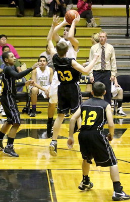 Image: Mason Womach(10) pulls up to shoot a jump shot with Itasca struggling to stop him.