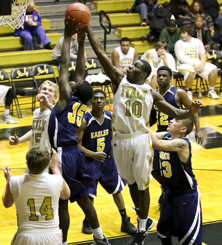 Image: Italy’s, TaMarcus Sheppard(10) comes out of the flock of Eagles with the rebound.