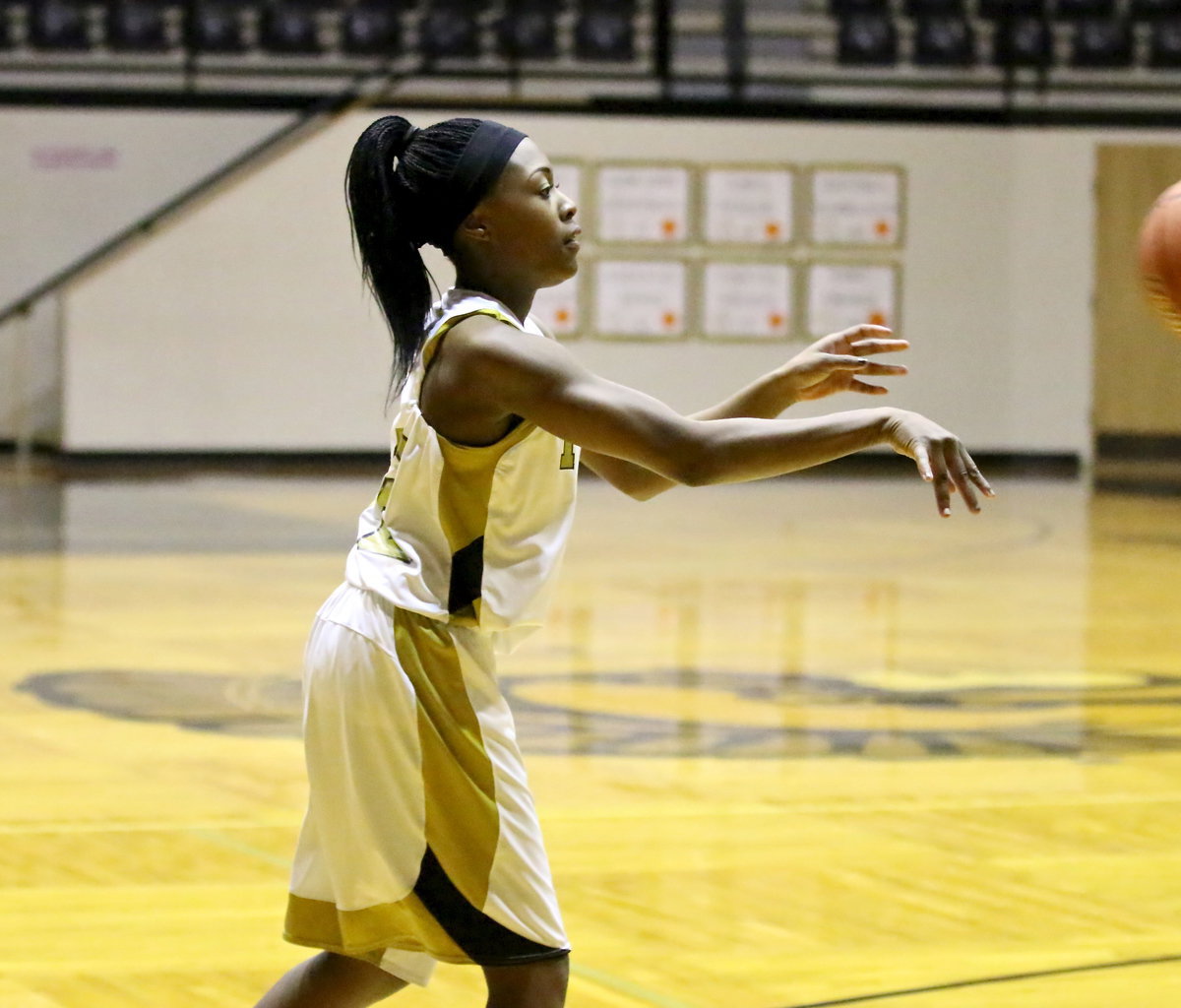 Image: Lady Gladiator, K’Breona Davis(12) passes into the post.