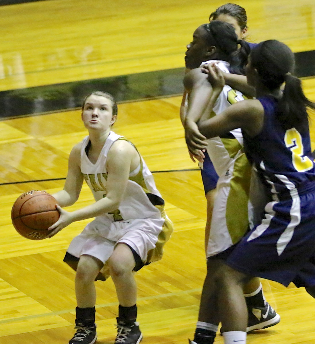 Image: Italy’s, Taleyia Wilson(22) shields back Lady Eagle defenders allowing teammate Tara Wallis(4) to drive the baseline and put up a shot.