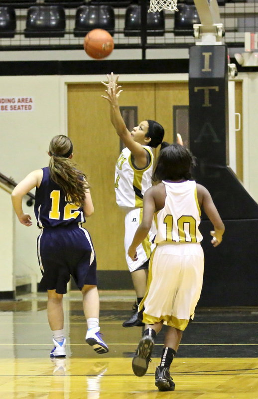 Image: Ryisha Copeland(11) secures a defensive rebound for Italy.