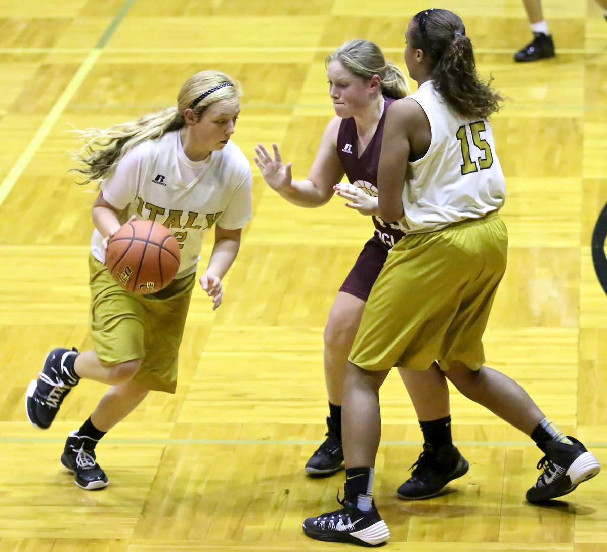 Image: Brycelen Richards(22) works off a pick set by teammate Emmy Cunningham(15).