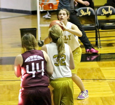 Image: Cassidy Gage(35) banks in a jumper from the outside during Italy’s 7th grade matchup against Mildred.