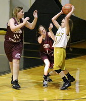 Image: Italy 7th grader, Karley Nelson(1) keeps the ball safe and then passes to an open teammate.
