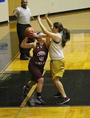 Image: 8th grader, Jenna Holden(25) keeps a Mildred Eagle from taking flight toward Italy’s basket.