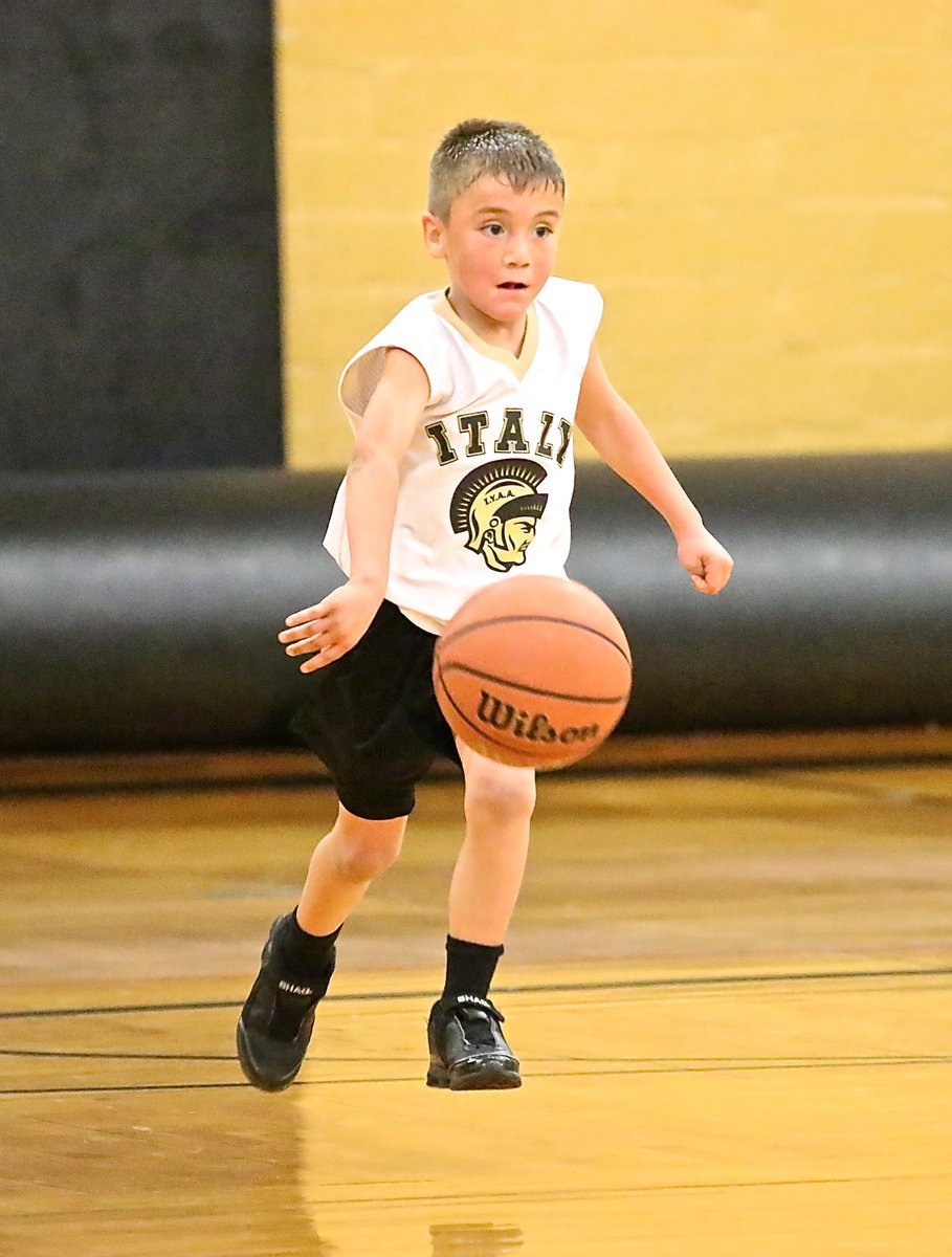 Image: Gavin Ramirez(6) handled the point guard duties for the IYAA 1st/2nd grade boys team.