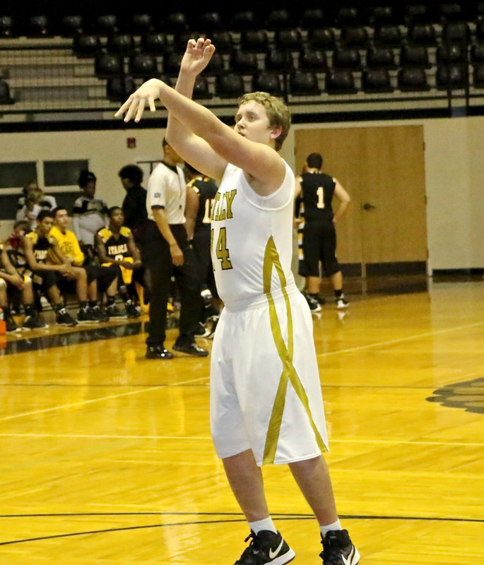 Image: Senior Gladiator Bailey Walton(14) knocks down a freebie against Itasca earlier in district play.