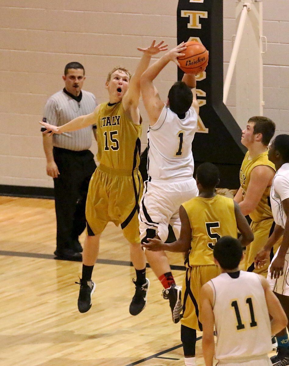 Image: Italy’s Cody Boyd(15) challenges a shot attempt from Itasca.