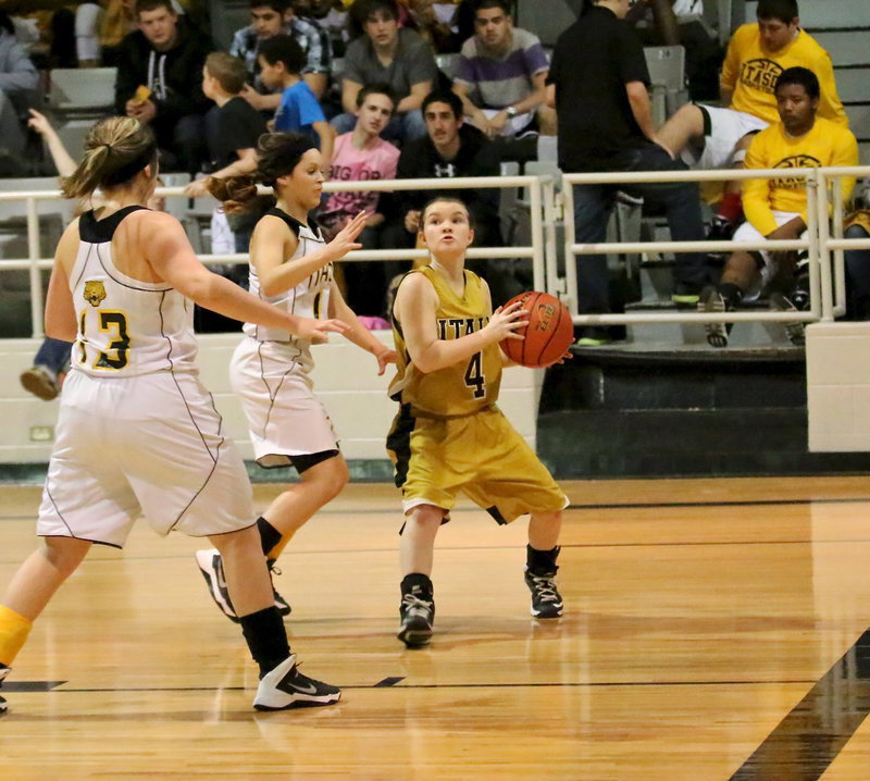 Image: Tara Wallis(4) threatens Itasca from the baseline.