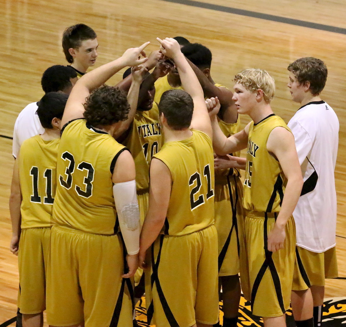 Image: The Gladiators take the court with former Itascan TaMarcus Sheppard(10) leading the way.