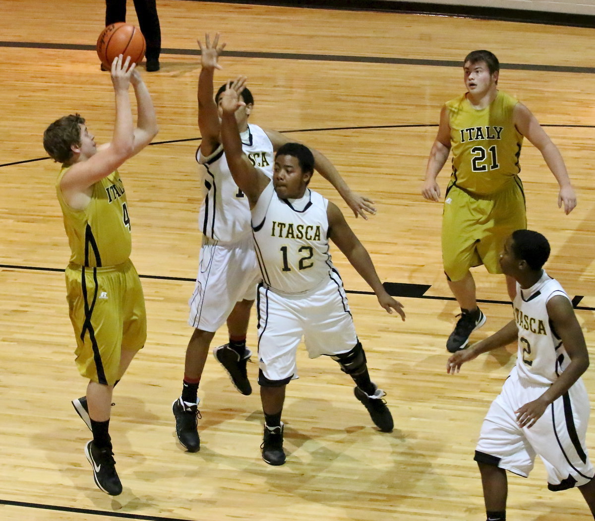 Image: Senior Bailey Walton(14) takes a shot for the Gladiators.