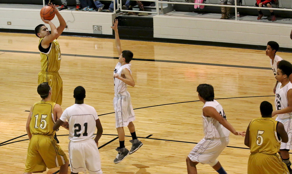 Image: David De La Hoya(21) shoots from the top of the lane.