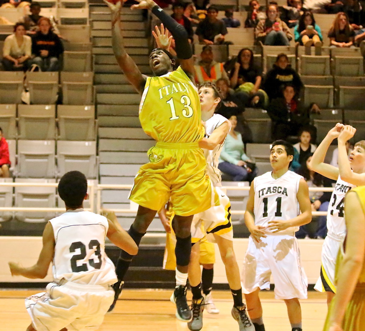 Image: Newcomer Khumbo Bailey(13) tries to score off an alley-oop pass for Italy.