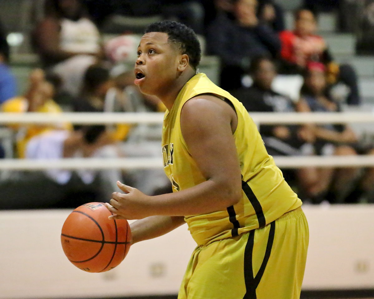 Image: Darol Mayberry(13) sizes up a free-throw.