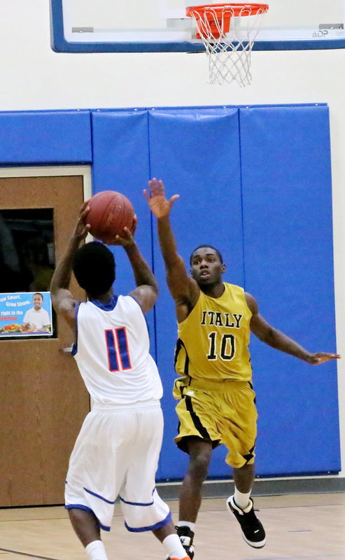 Image: Italy’s TaMarcus Sheppard(10) closes out on a Gator shooter.