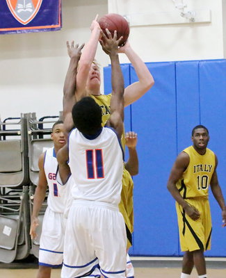 Image: Italy’s Cody Boyd(15) scores two of his five overall points against Gateway.