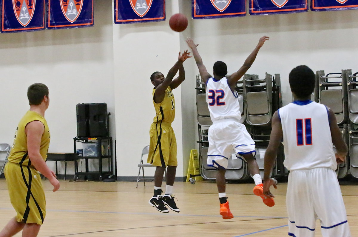 Image: Italy’s TaMarcus Sheppard(10) puts in two 3-pointers against Gateway.