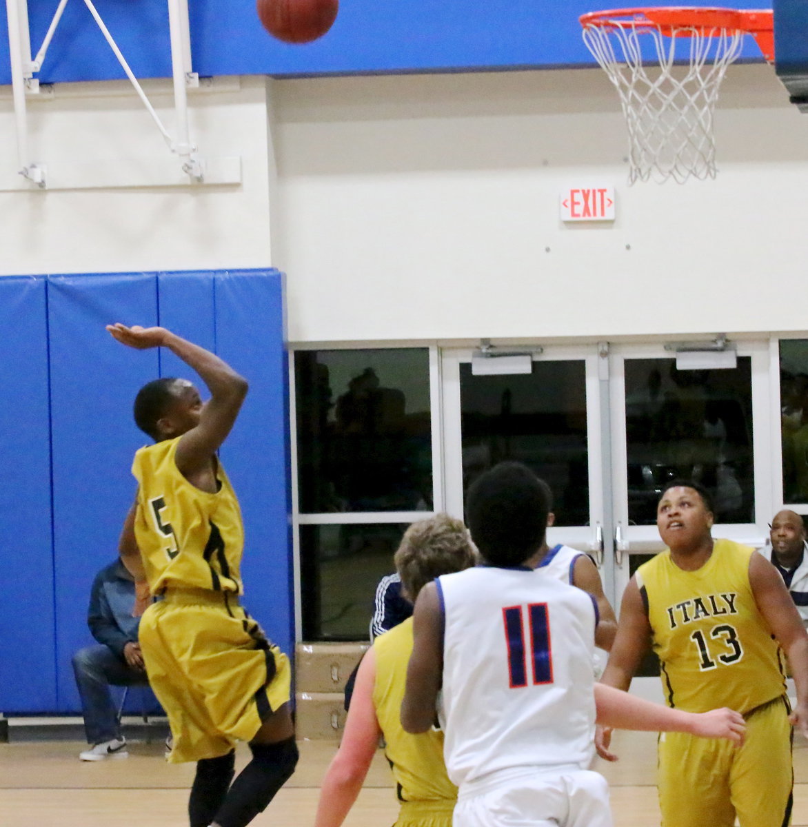 Image: Italy’s Kevin Johnson(5) with the floater over the Gators for 2-points.