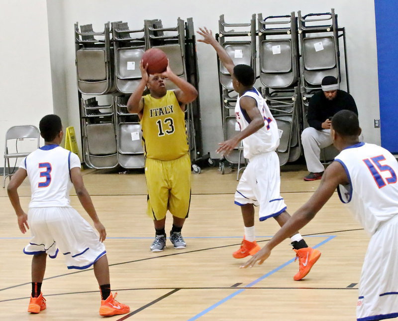 Image: Italy’s Darol Mayberry(13) casually drops in a 3-pointer over the Gators.